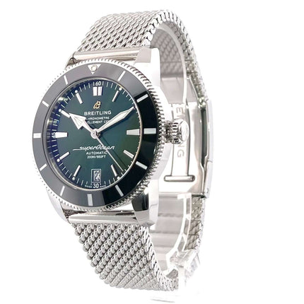 Breitling Superocean Heritage II B20 Automatik 42 Edelstahl mit grünem Zifferblatt und Ocean Classic Edelstahlband.