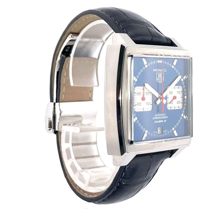 TAG Heuer Monaco Automatik Chronograph CAW2111.FC6183 aus Edelstahl mit blauem Zifferblatt und dunkelblauem Krokolederarmband, Seitenansicht