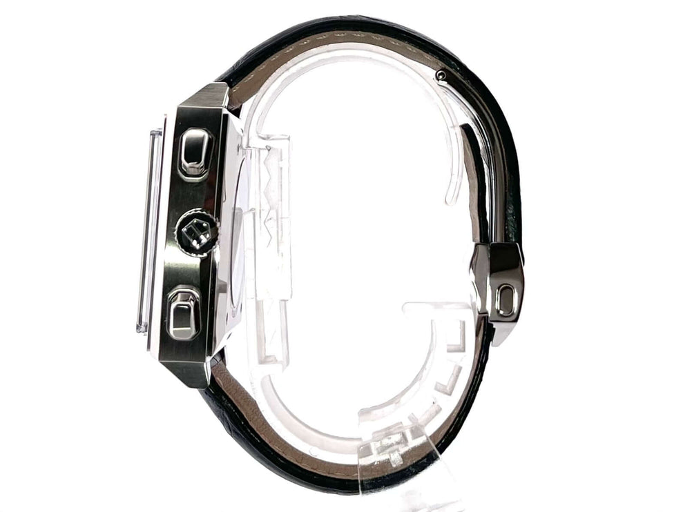 Seitenansicht der TAG Heuer Monaco Automatik Chronograph CAW2111.FC6183 mit dunkelblauem Krokoleder Armband