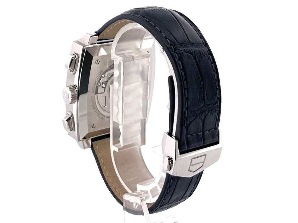 Rückansicht der TAG Heuer Monaco Automatik Chronograph CAW2111.FC6183 mit dunkelblauem Krokolederarmband und polierten Edelstahlgehäuse.