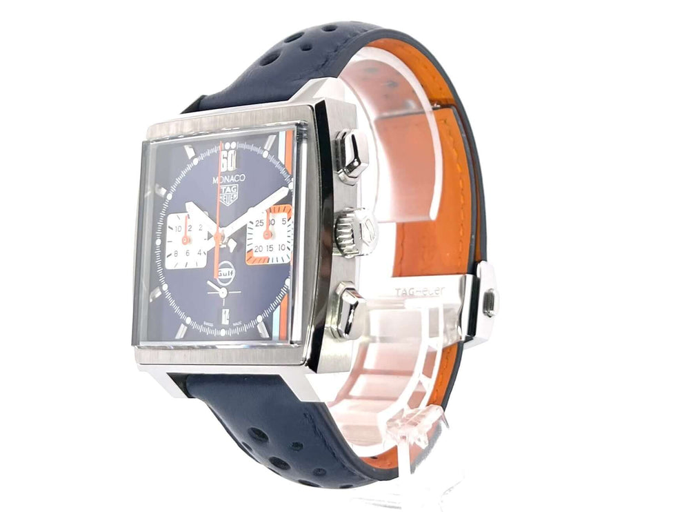TAG Heuer Monaco Gulf Chronograph CBL2115.FC6494 Uhr mit blauem Lederarmband und rechteckigem Zifferblatt in Nahaufnahme.