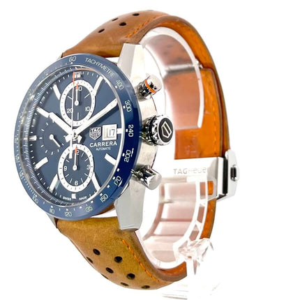 TAG Heuer Carrera Calibre 16 Chronograph CBM2112.FC6455 mit blauem Zifferblatt, Tachymeter-Lünette und braunem Lederarmband