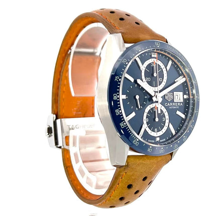 TAG Heuer Carrera Calibre 16 Chronograph mit braunem Lederband und blauem Zifferblatt, Modell CBM2112.FC6455, poliertes Edelstahlgehäuse, Keramiklünette.