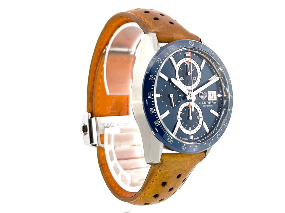TAG Heuer Carrera Calibre 16 Chronograph mit braunem Lederband und blauem Zifferblatt, Modell CBM2112.FC6455, poliertes Edelstahlgehäuse, Keramiklünette.