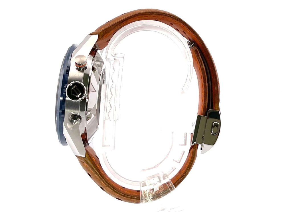 Seitenansicht der TAG Heuer Carrera Calibre 16 Chronograph CBM2112.FC6455 mit braunem Lederband und blauer Keramik Lünette