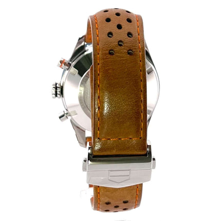 Rückansicht der TAG Heuer Carrera Calibre 16 Chronograph CBM2112.FC6455 mit braunem Lederband und Edelstahlgehäuse.