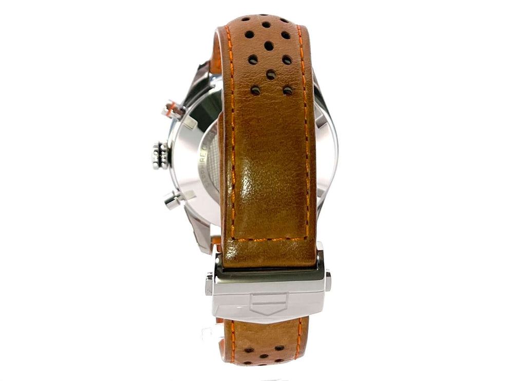 Rückansicht der TAG Heuer Carrera Calibre 16 Chronograph CBM2112.FC6455 mit braunem Lederband und Edelstahlgehäuse.