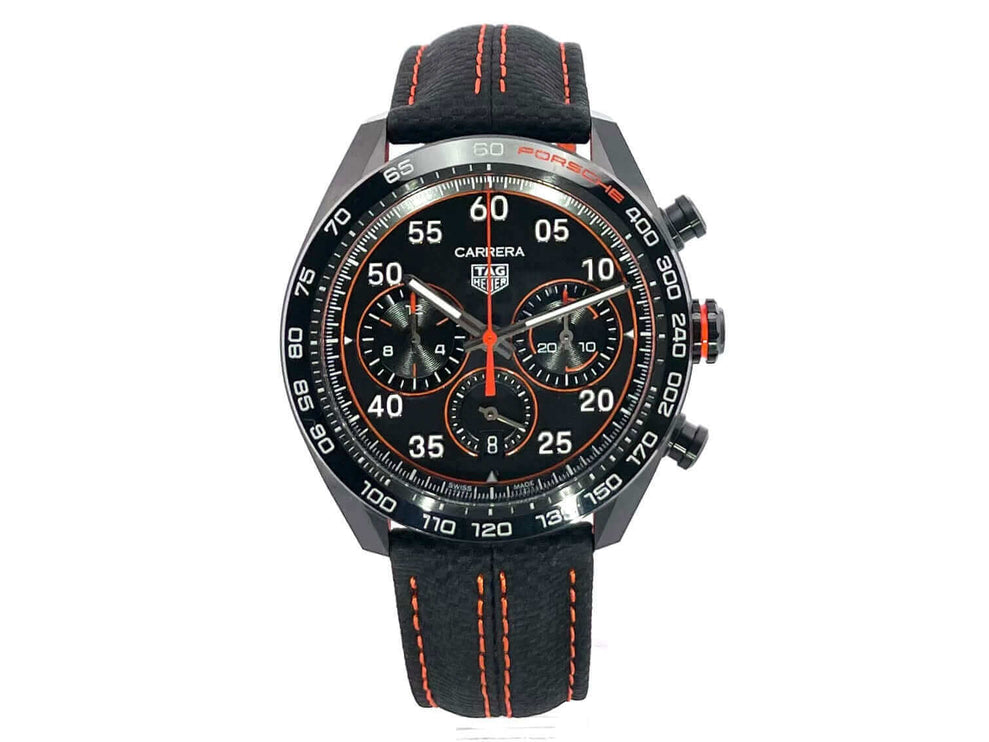 TAG Heuer Carrera Heuer 02 Chronograph Porsche Edition mit Edelstahlgehäuse, schwarzer Keramik Lünette und schwarzem Lederarmband.
