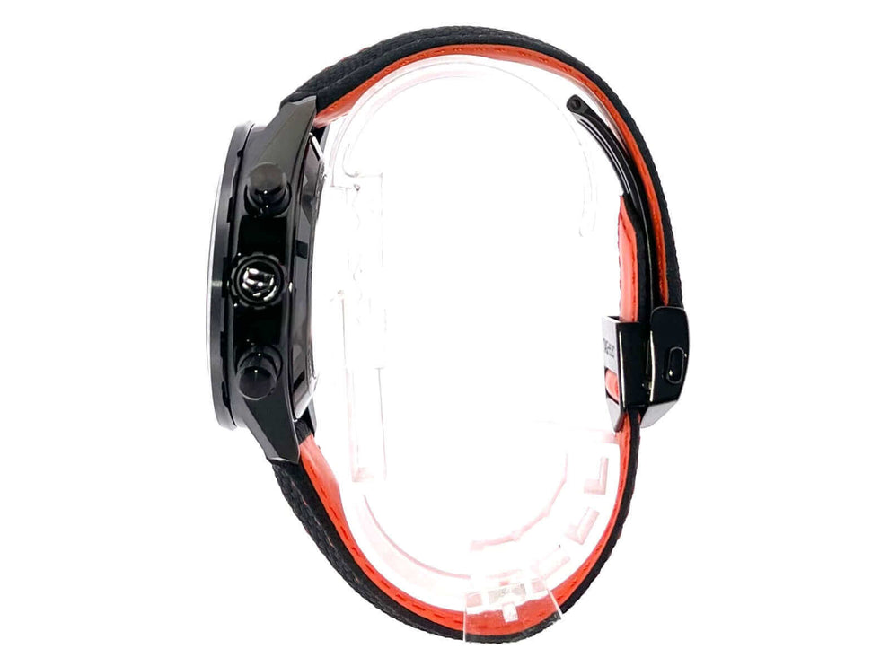 Seitliche Ansicht der TAG Heuer Carrera Heuer 02 Chronograph CBN2A1M.FC6526 Porsche Edition, schwarzes Lederband, Edelstahlgehäuse mit DLC-Beschichtung.