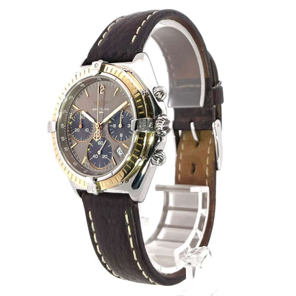 Breitling Windrider Sextant Chrono D55046 Uhr mit Edelstahlgehäuse, grauem Zifferblatt und Lederarmband, seitliche Ansicht