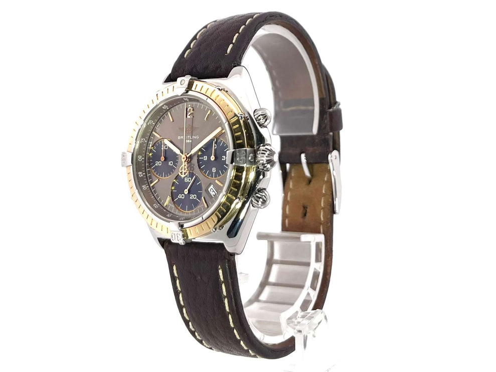 Breitling Windrider Sextant Chrono D55046 Uhr mit Edelstahlgehäuse, grauem Zifferblatt und Lederarmband, seitliche Ansicht