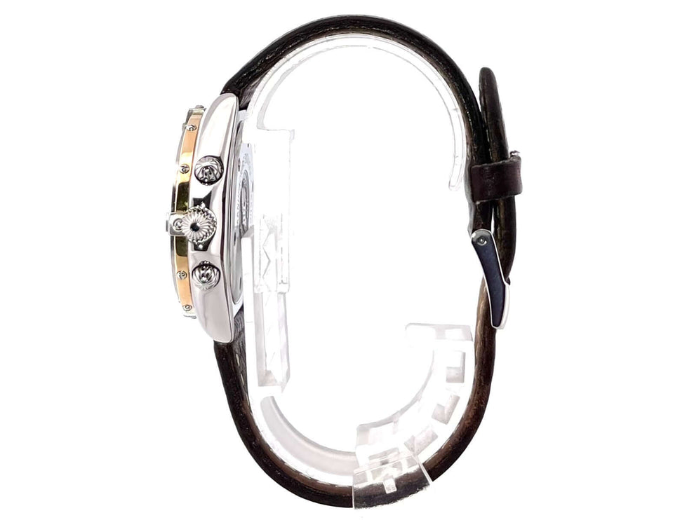 Seitenansicht der Breitling Windrider Sextant Chrono D55046 Uhr mit Edelstahlgehäuse und Aftermarket Lederband