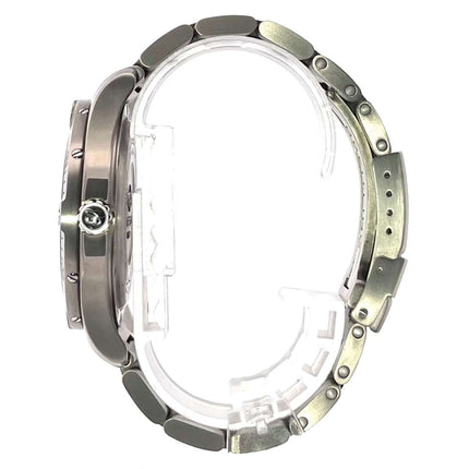 Seitenansicht der Breitling Aerospace Evo E79363101B1E1 aus Titan mit Titanband und Faltschließe.