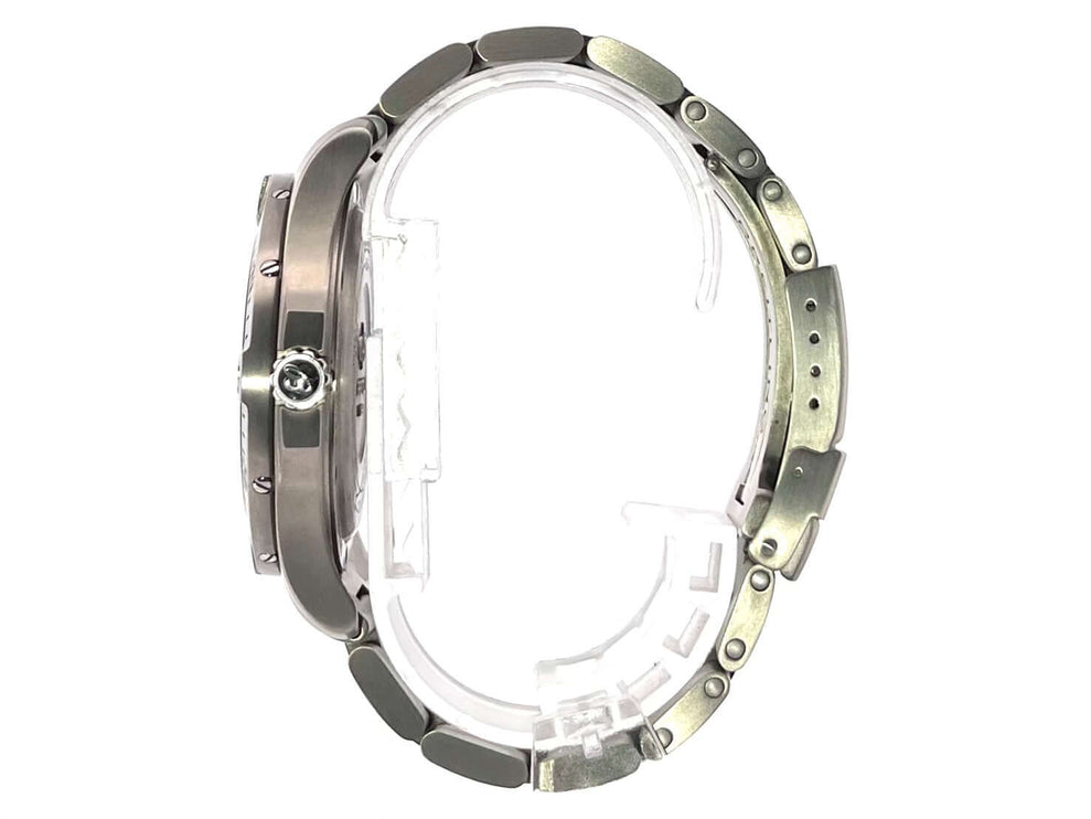 Seitenansicht der Breitling Aerospace Evo E79363101B1E1 aus Titan mit Titanband und Faltschließe.