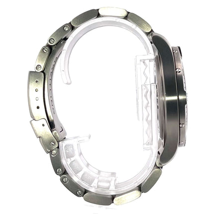 Seitenansicht der Breitling Aerospace Evo E79363101B1E1 Titan-Armbanduhr mit Faltschließe und einseitig drehbarer Lünette.