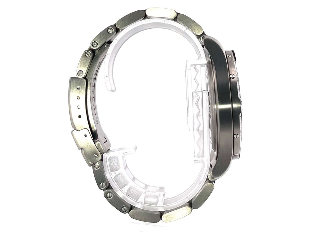 Seitenansicht der Breitling Aerospace Evo E79363101B1E1 Titan-Armbanduhr mit Faltschließe und einseitig drehbarer Lünette.