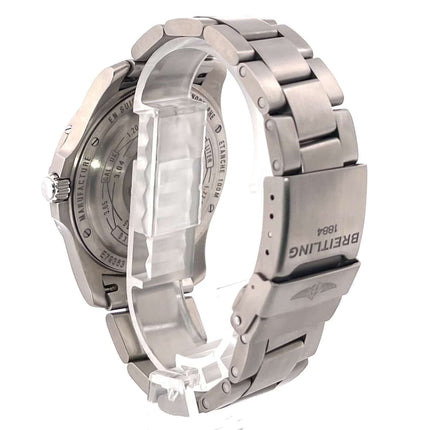 Rückansicht der Breitling Aerospace Evo E79363101B1E1 mit Titanband und Faltschließe, Titanboden und eingraviertem Schriftzug "Breitling 1884".