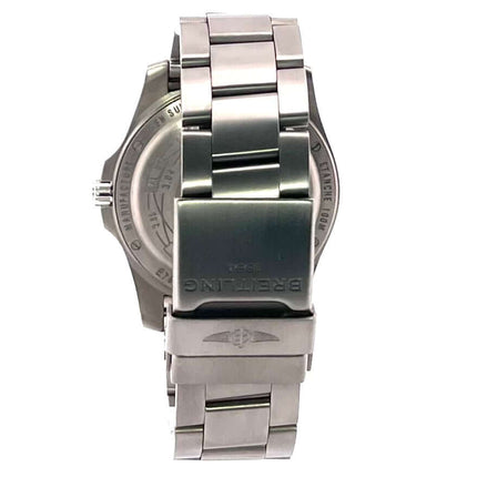 Rückansicht der Breitling Aerospace Evo E79363101B1E1 mit Titanarmband und Markensiegel auf der Faltschließe.