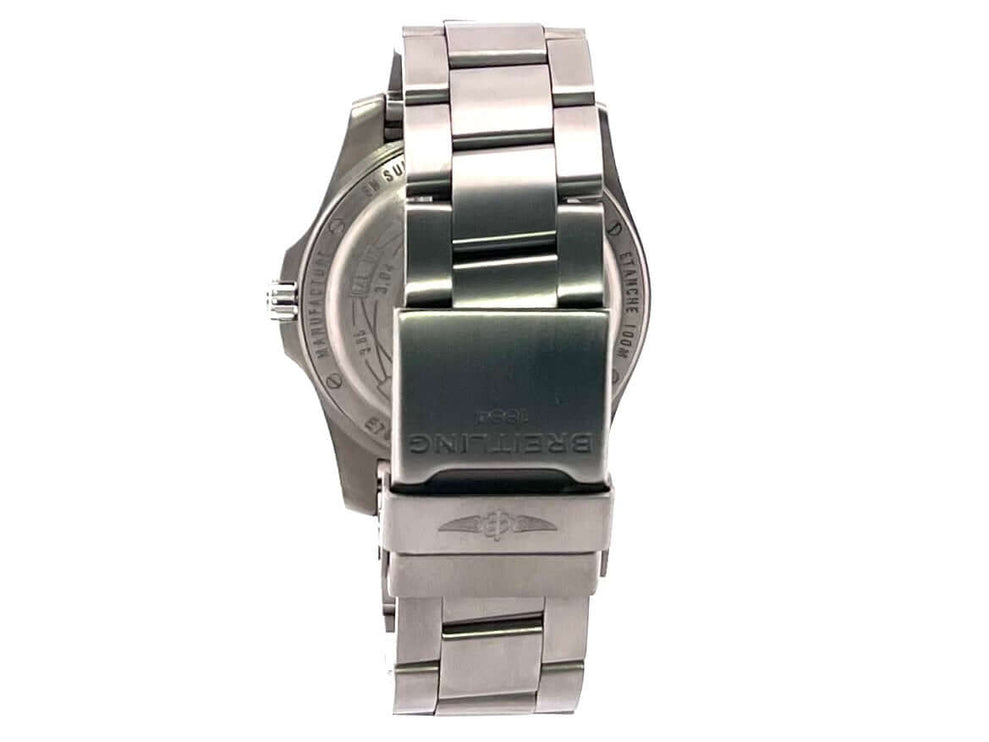 Rückansicht der Breitling Aerospace Evo E79363101B1E1 mit Titanarmband und Markensiegel auf der Faltschließe.