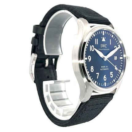 IWC Pilots Watch Fliegeruhr Mark XX IW328201 mit satiniertem Edelstahlgehäuse, schwarzem Texilband und schwarzem Zifferblatt.