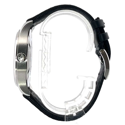 Seitenansicht der IWC Fliegeruhr Mark XX IW328201 mit Edelstahlgehäuse und schwarzem Texilband