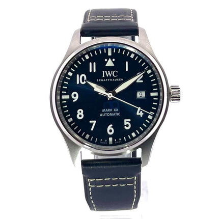 IWC Pilot`s Watch Fliegeruhr Mark XX IW328203 mit blauem Zifferblatt und Edelstahlgehäuse, ausgestattet mit dunkelblauem Lederband.