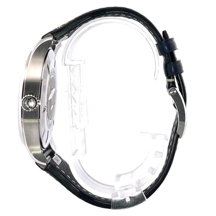 Seitenansicht der IWC Pilot's Watch Fliegeruhr Mark XX IW328203 mit Edelstahlgehäuse und dunkelblauem Lederarmband