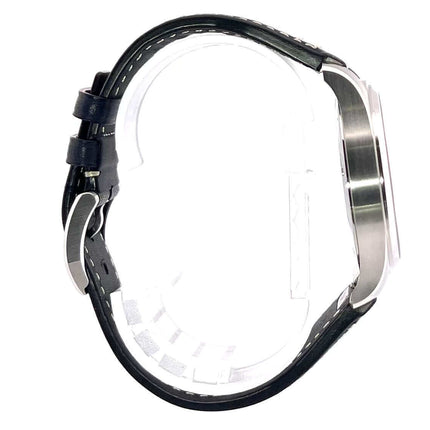 Seitenansicht der IWC Pilots Watch Fliegeruhr Mark XX IW328203 mit Edelstahlgehäuse und dunkelblauem Lederarmband.