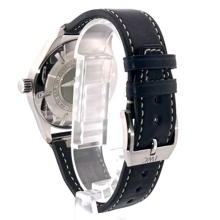 Rückseite der IWC Pilots Watch Fliegeruhr Mark XX IW328203 mit Edelstahlgehäuse und dunkelblauem Lederband