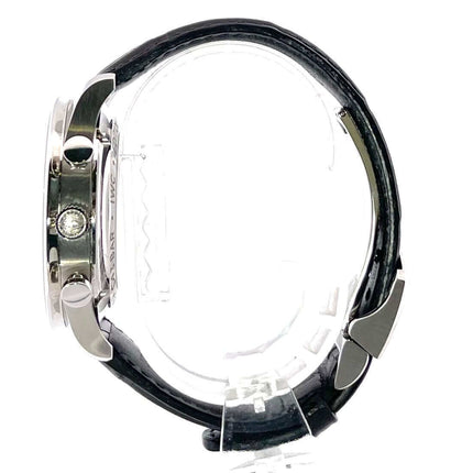 Seitenansicht der IWC Portugieser Chronograph Edition 150 Years IW371602 mit Alligatorlederband.