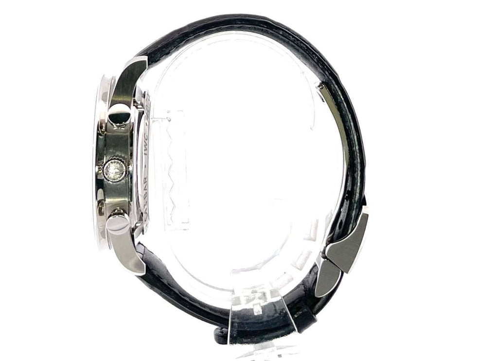 Seitenansicht der IWC Portugieser Chronograph Edition 150 Years IW371602 mit Alligatorlederband.