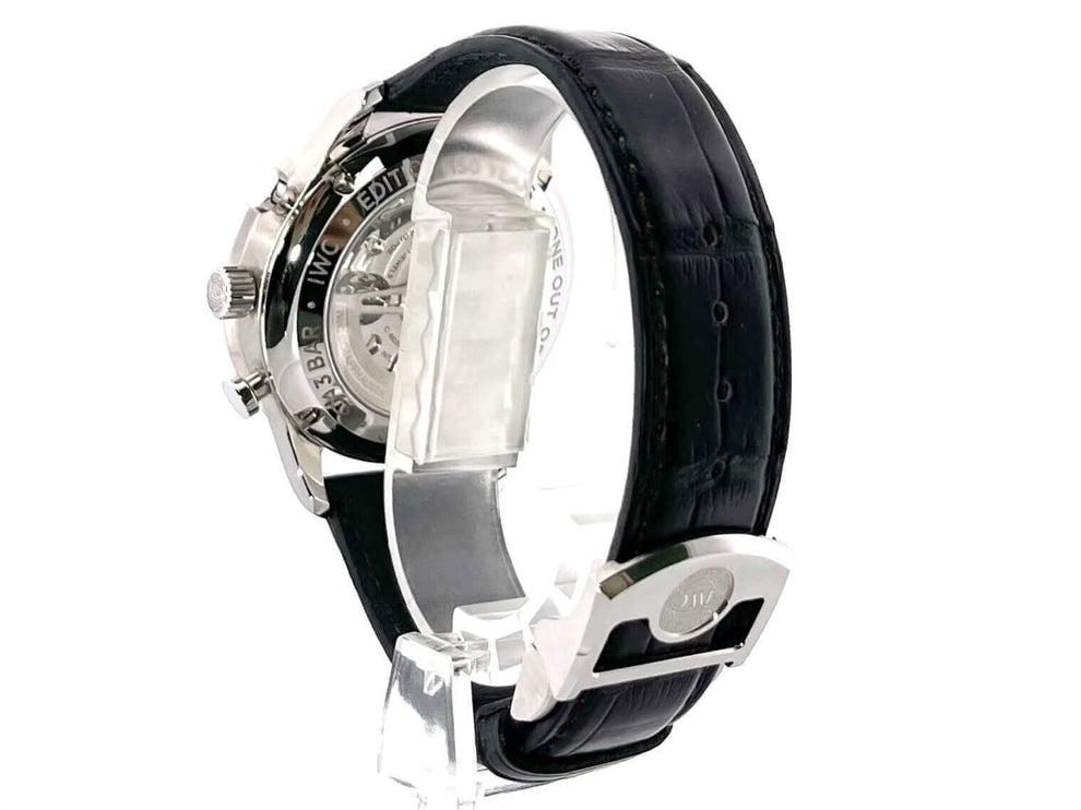 IWC Portugieser Chronograph Edition 150 Years IW371602 Rückansicht mit schwarzem Alligatorlederband und poliertem Edelstahlgehäuse.