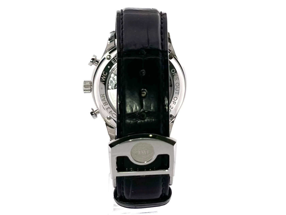 Rückansicht der IWC Portugieser Chronograph Edition 150 Jahre IW371602 mit schwarzem Alligatorlederarmband und Edelstahlschließe