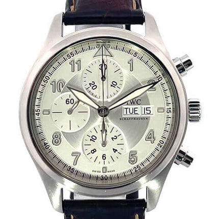IWC Fliegeruhr Chronograph Spitfire IW371702 mit silberfarbenem Zifferblatt, braunem Lederband und Edelstahlgehäuse