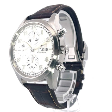 IWC Fliegeruhr Chronograph Spitfire IW371702, poliertes Edelstahlgehäuse, braunes Lederband, silberfarbenes Zifferblatt, Datum und Wochentag.