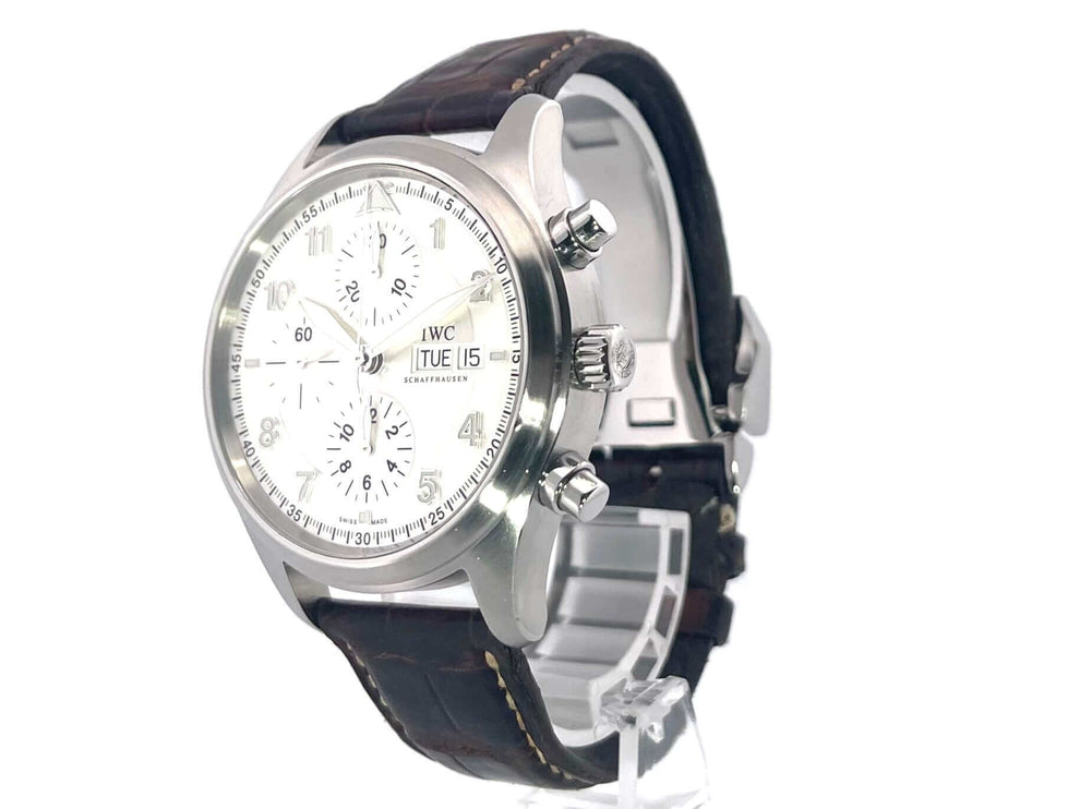 IWC Fliegeruhr Chronograph Spitfire IW371702, poliertes Edelstahlgehäuse, braunes Lederband, silberfarbenes Zifferblatt, Datum und Wochentag.