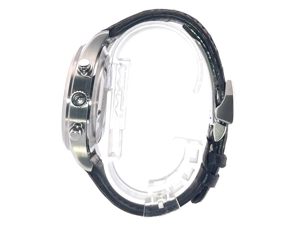 Seitenansicht der IWC Fliegeruhr Chronograph Spitfire IW371702 mit braunem Lederband und Edelstahlgehäuse.