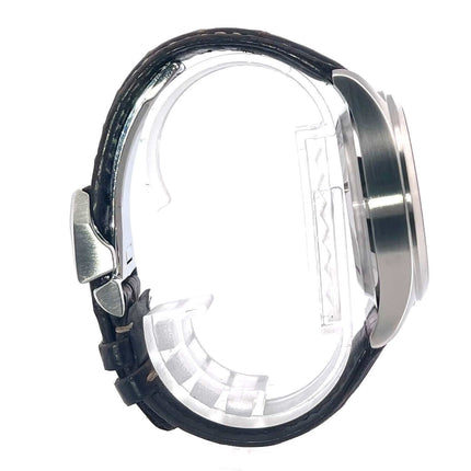 Seitenansicht der IWC Fliegeruhr Chronograph Spitfire IW371702 mit braunem Lederband und Edelstahlgehäuse.