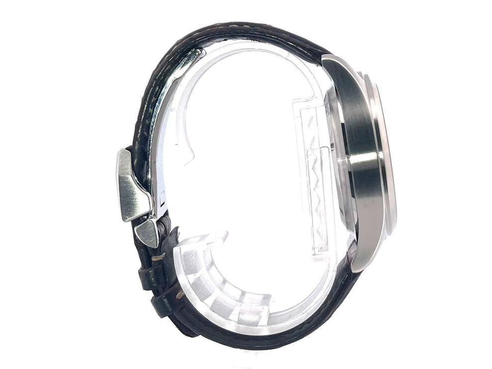 Seitenansicht der IWC Fliegeruhr Chronograph Spitfire IW371702 mit braunem Lederband und Edelstahlgehäuse.