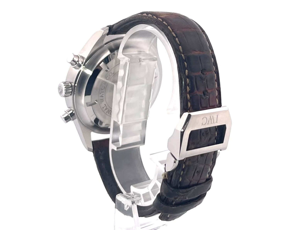 Rückseite der IWC Fliegeruhr Chronograph Spitfire IW371702 mit braunem Lederband und Edelstahlboden
