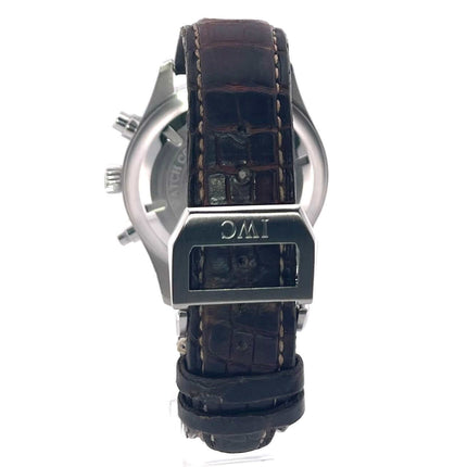 Rückansicht der IWC Fliegeruhr Chronograph Spitfire IW371702 aus 2010 mit braunem Lederband und Faltschließe