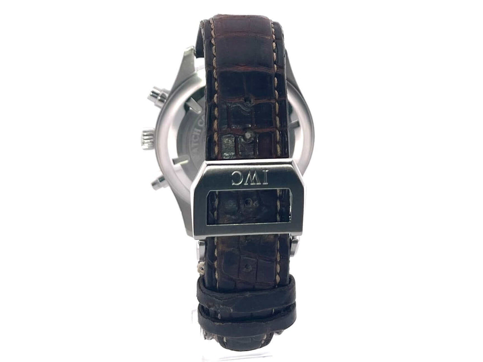 Rückansicht der IWC Fliegeruhr Chronograph Spitfire IW371702 aus 2010 mit braunem Lederband und Faltschließe