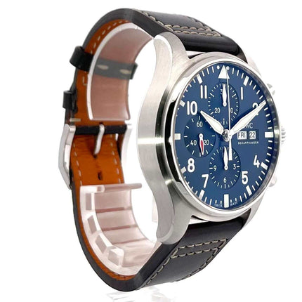 IWC Fliegeruhr Chronograph Edition Le Petit Prince Ref. IW377714 mit blauem Zifferblatt und braunem Lederband, Edelstahlgehäuse, seitliche Ansicht.