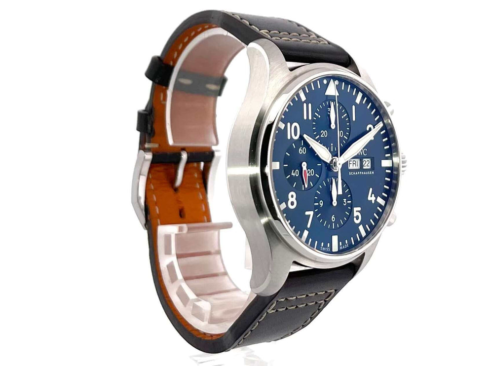 IWC Fliegeruhr Chronograph Edition Le Petit Prince Ref. IW377714 mit blauem Zifferblatt und braunem Lederband, Edelstahlgehäuse, seitliche Ansicht.