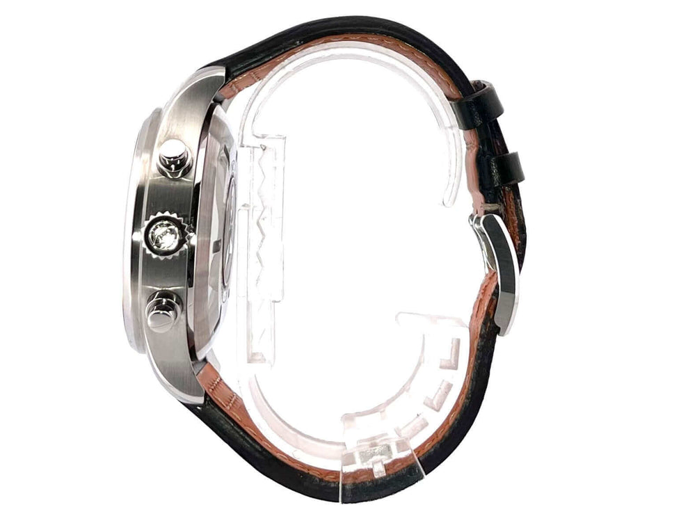 Seitenansicht der IWC Fliegeruhr Chronograph Edition Le Petit Prince Ref. IW377714 mit Edelstahlgehäuse und braunem Lederband.