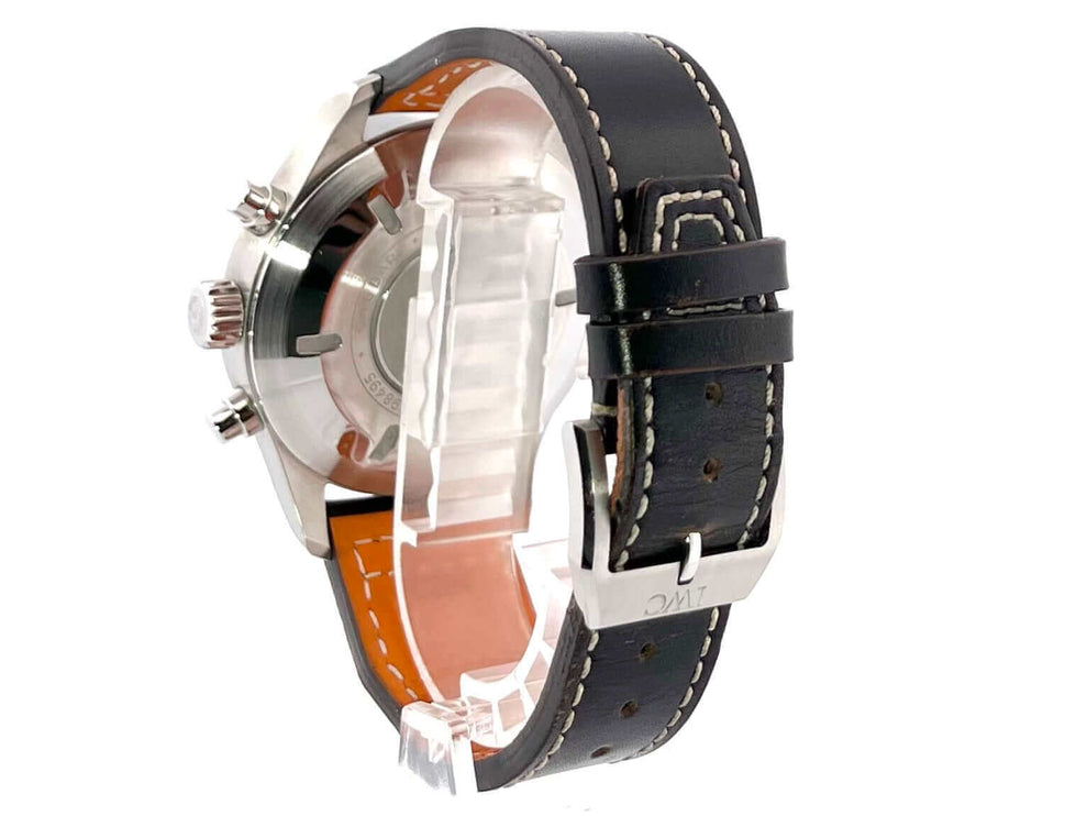 Rückseite der IWC Fliegeruhr Chronograph Edition Le Petit Prince IW377714, braunes Lederband mit Dornschließe, Edelstahlgehäuse.