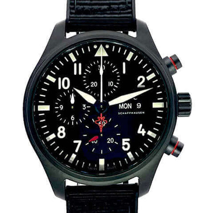 IWC Pilots Watch Chronograph Top Gun Edition SFTI IW389104 mit schwarzem Textilband und Keramikgehäuse, schwarzes Zifferblatt.
