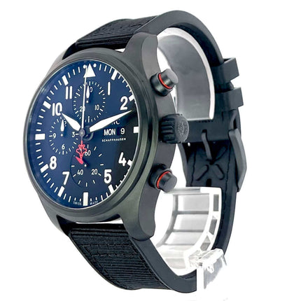 IWC Pilots Watch Chronograph Top Gun Edition SFTI IW389104 mit schwarzem Zifferblatt und Textilband in schräger Studioansicht