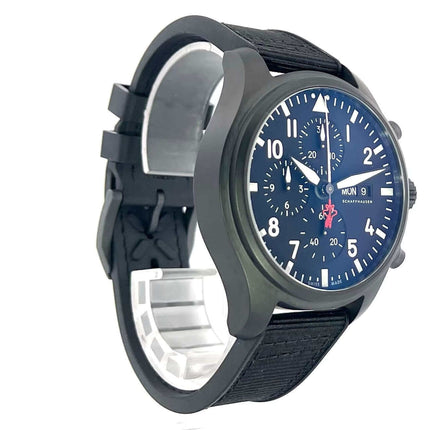IWC Pilots Watch Chronograph Top Gun Edition SFTI IW389104 mit schwarzem Gehäuse und Zifferblatt, schwarzes Textilband, Seitenansicht