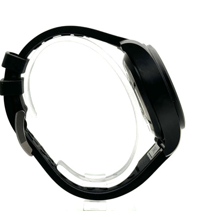 Seitliche Ansicht der IWC Pilots Watch Chronograph 41 Top Gun IW389401 mit schwarzem Kautschukband und Dornschließe